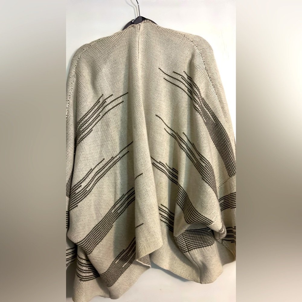 Mountain Khaki Ladies oversized sweater!! Cream and Grey colored.